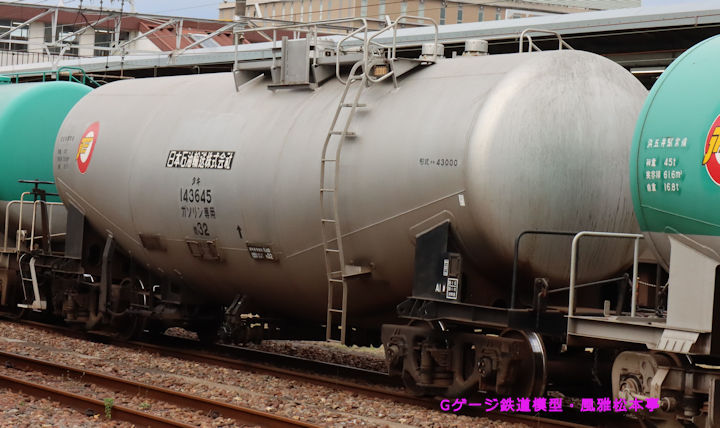 日本石油輸送タキ143645。2022年(令和4年)11月、JR内房線蘇我(そが：千葉県千葉市中央区)駅にて撮影。