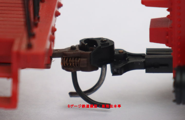 バックマン製On30ゲージの貨車の連結器(左側)と、ケーディー製カプラー。Bachmann made On30 coupler(Left), and Kadee made HO gauge coupler.