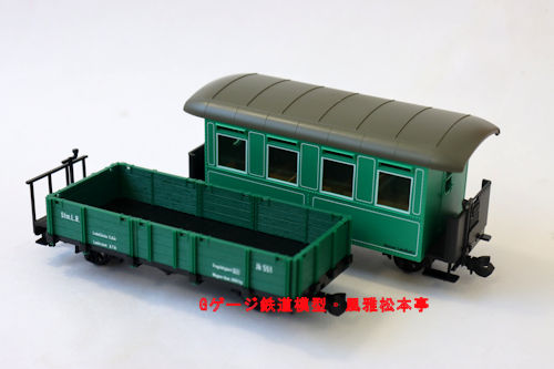 フライシュマン製マジックトレインの二軸客車と二軸貨車。