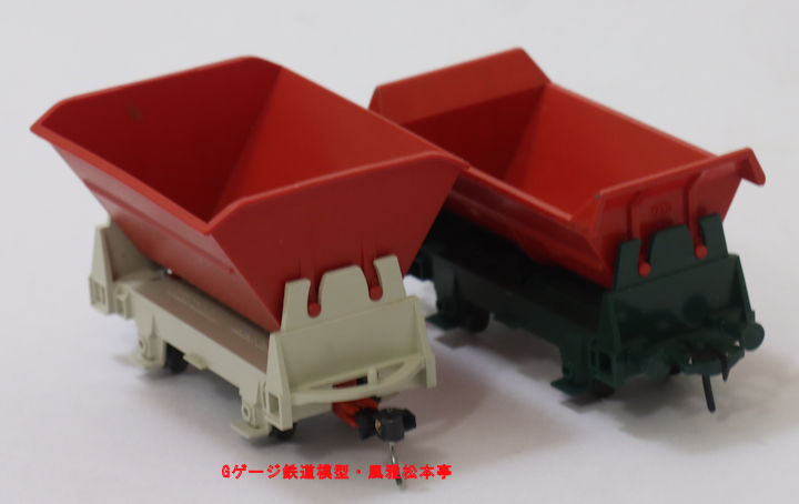 フライシュマン製Oナローのナベトロ、品番は2471。背後にいるのはHOゲージのナベトロで、品番は5500。Fleischmann made O narrow gauge small hopper car.