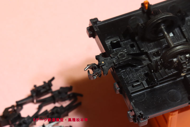 フライシュマン製Oeゲージ(Oナロー)の車輛のNEM-362規格カプラーソケットにケーディー製連結器を装着した状態。