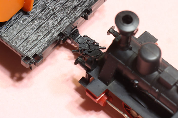 フライシュマン製のクローズカプラーを装着した車輛同士を連結した処。