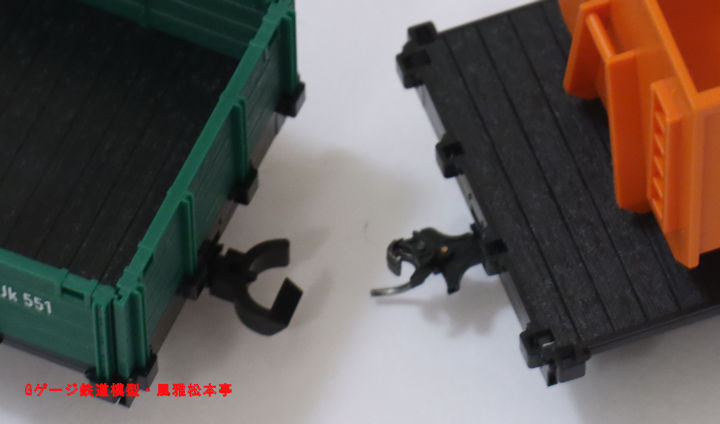 フライシュマン製マジックトレインの車輛の連結器周辺、交換前(左・アーノルト型連結器)と交換後(右・ケーディー製連結器)。