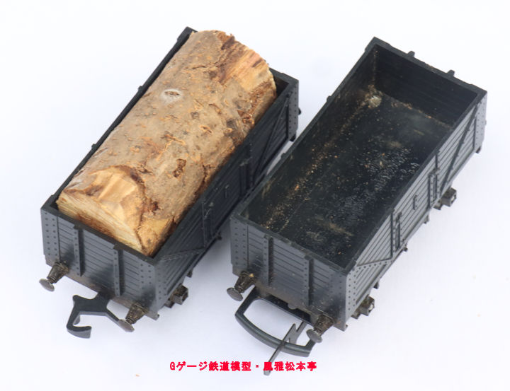 ホーンビー(Hornby)製OOゲージの黒い貨車二輛。