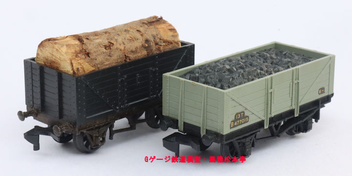 ホーンビー(Hornby)製OOゲージの灰色の貨車(と、黒い貨車)。