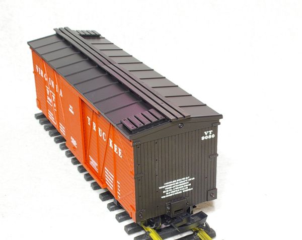 USAトレインズ製Gゲージ木造ボックスカー。ロードネームはヴァージニア&トラッキー鉄道。G gauge wooden boxcar Virginia and Truckee, manufactured by USA trains.