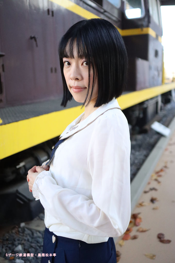 キヤノン製広角単焦点レンズ「EF-M22mm f2 STN」でのボケ方の例。モデルの女性はアイドル歌手の森口こころさん。2025年(令和7年)11月、鉄道博物館にて撮影。