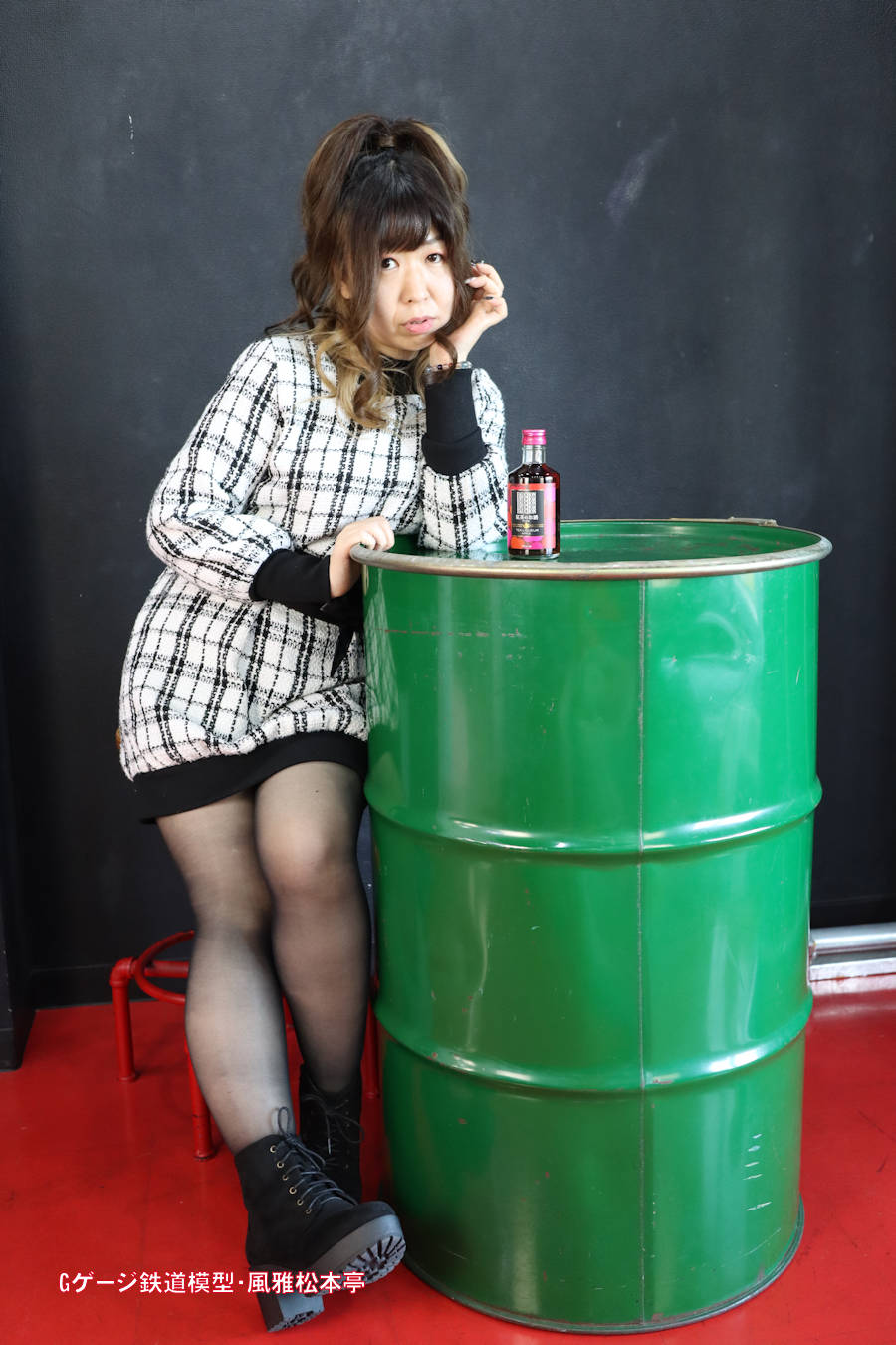 キヤノン製広角単焦点レンズ「EF-M22mm f2 STN」での撮影例、モデルの女性は地下アイドル歌手の神崎由衣さん。2021年(令和3年)11月、ジョイフル撮影会にて撮影。
