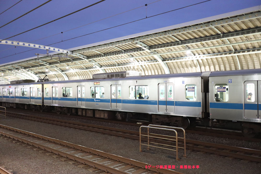 キヤノン製広角単焦点レンズ「EF-M22mm f2 STN」での撮影例。小田急電鉄デハ3908、2025年(令和7年)11月、小田急小田原線祖師ヶ谷大蔵(そしがやおおくら：東京都世田谷区)にて撮影。