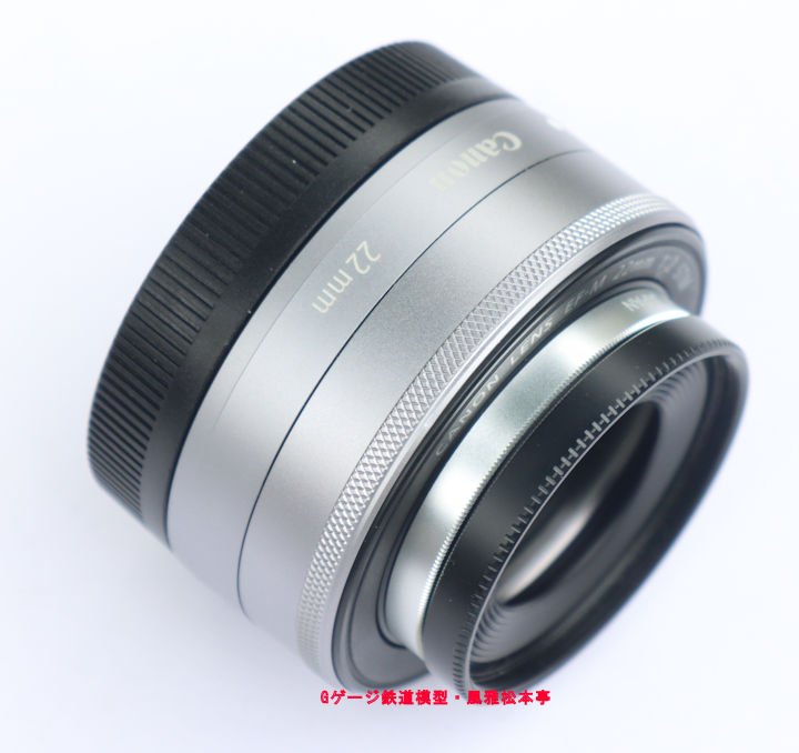 キヤノン製広角単焦点レンズ「EF-M22mm f2 STN」と、専用レンズフードEW-43