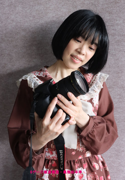 シグマ製17mm～50mmズームレンズ「17-50mm F2.8 EX DC OS HSM」を観る少女。