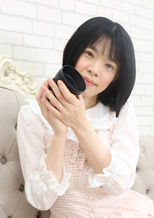 シグマ製56mm中望遠レンズ「56mm F1.4 DC DN」、モデルの女性はアイドル歌手の森口こころさん。