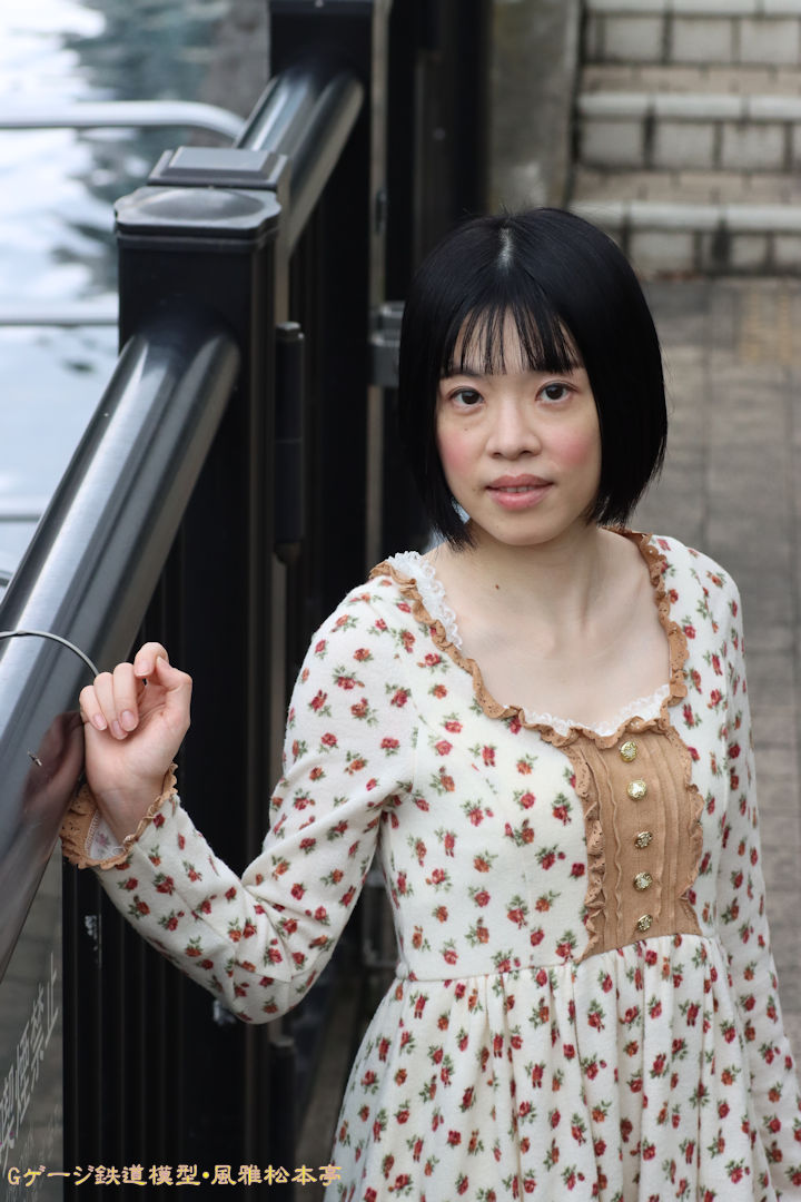 タムロン製90mmマクロレンズ272Eでの撮影例、モデルの女性はアイドル歌手の森口こころさん。2025年(令和7年)5月、秋葉原周辺某所にて撮影。
