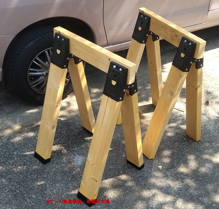 コーナンで販売されている「ソーホース用脚キャップ」の使用例。