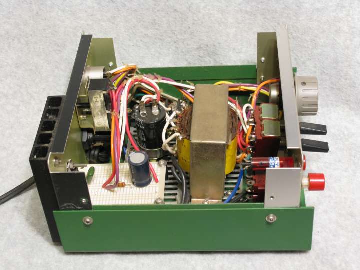 3端子レギュレータ使用の電圧制御方式のパワーパックです。