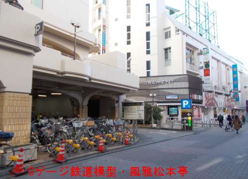 ルミネ荻窪店の荷捌所(≒駐車場)入口。2019年(令和元年)12月撮影。
