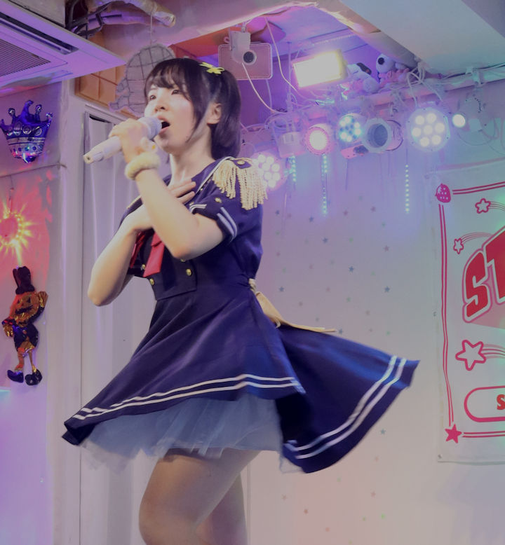 柚月あいみさん。2026年(令和8年)4月、ライブスペース・マリールー(東京都北区)にて開催された「ストロベリー・ミュージアム」に際して撮影。