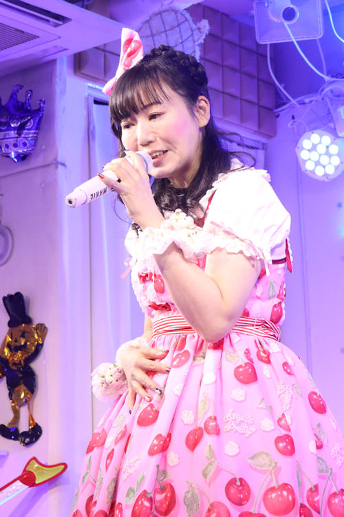 鈴木まりえさん(左)と立花夢果(右)。2026年(令和8年)1月、ライブスペース・マリールーでの「苺日和」にて撮影。