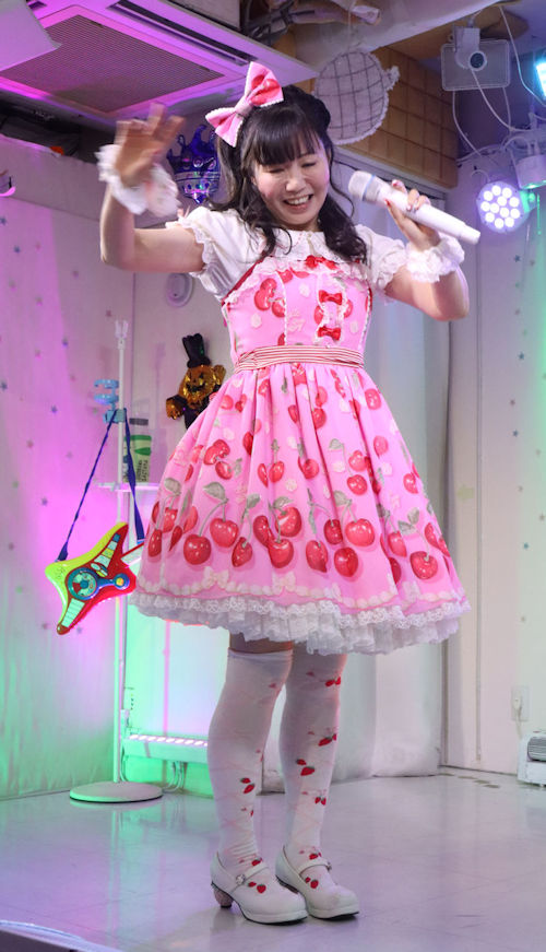 鈴木まりえさん。2026年(令和8年)1月、ライブスペース・マリールーでの「苺日和」にて撮影。