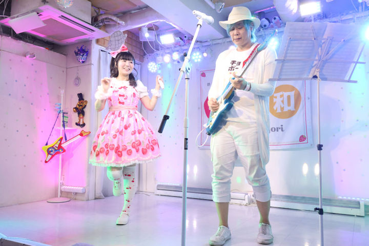 鈴木まりえさん。2026年(令和8年)1月、ライブスペース・マリールーでの「苺日和」にて撮影。