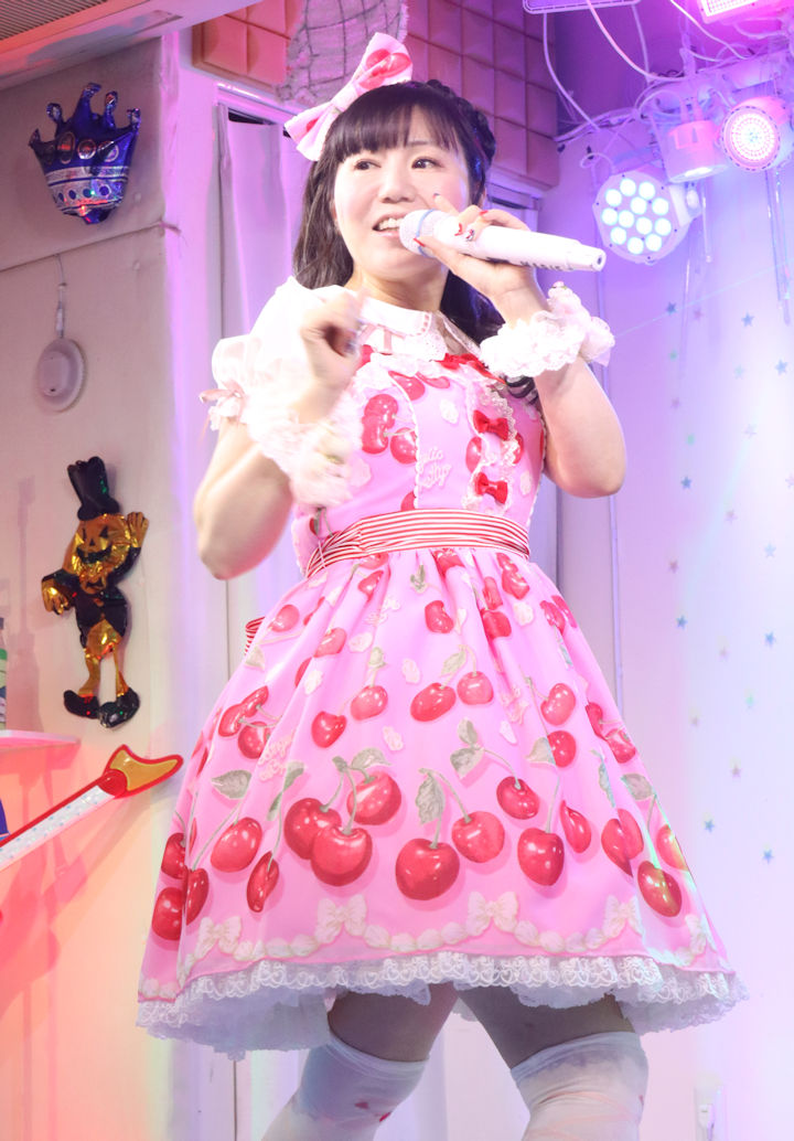 鈴木まりえさん。2026年(令和8年)1月、ライブスペース・マリールーでの「苺日和」にて撮影。