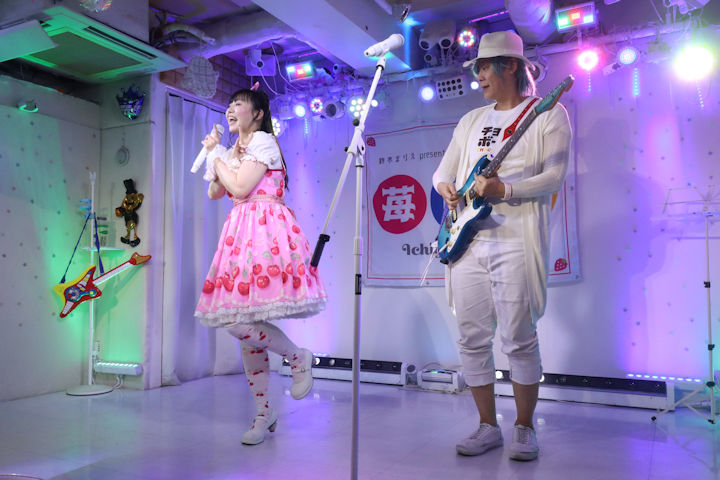 鈴木まりえさん。2026年(令和8年)1月、ライブスペース・マリールーでの「苺日和」にて撮影。