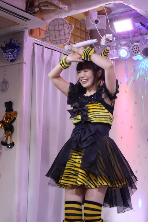 鈴木まりえさん(左)と立花夢果(右)。2026年(令和8年)2月、ライブスペース・マリールーでの「苺日和」にて撮影。