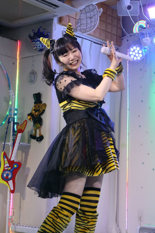 鈴木まりえさん。2026年(令和8年)2月、ライブスペース・マリールーでの「苺日和」にて撮影。