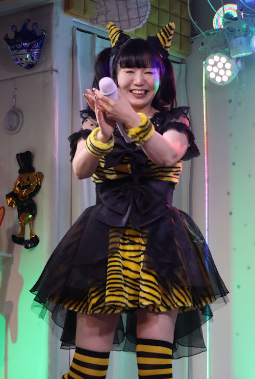 鈴木まりえさん。2026年(令和8年)2月、ライブスペース・マリールーでの「苺日和」にて撮影。