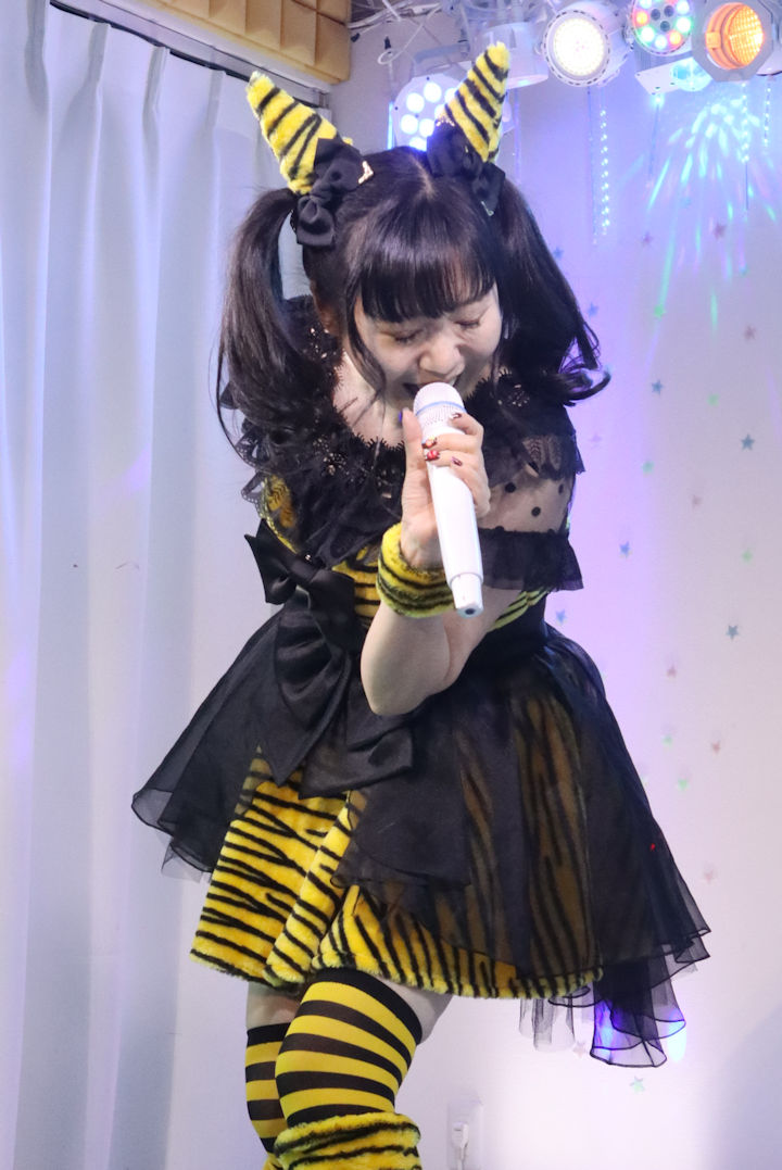 鈴木まりえさん。2026年(令和8年)2月、ライブスペース・マリールーでの「苺日和」にて撮影。