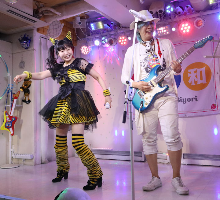 鈴木まりえさん。2026年(令和8年)2月、ライブスペース・マリールーでの「苺日和」にて撮影。