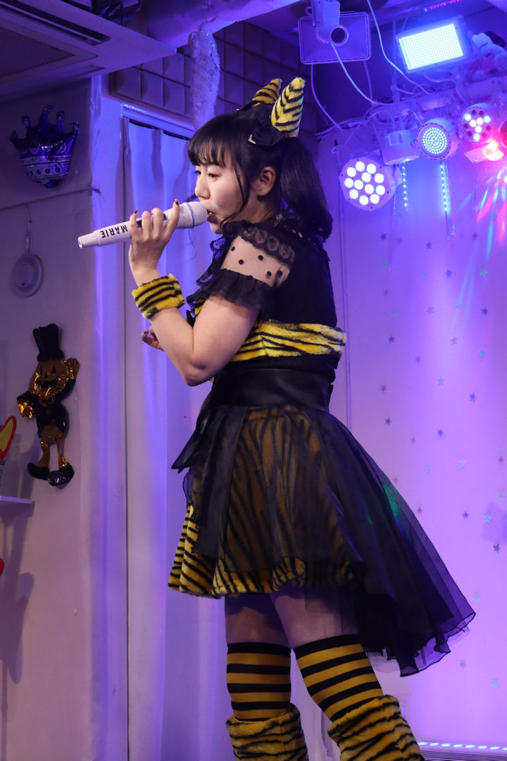 鈴木まりえさん。2026年(令和8年)2月、ライブスペース・マリールーでの「苺日和」にて撮影。