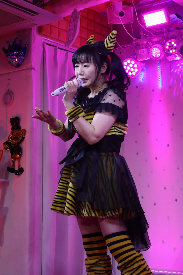 鈴木まりえさん。2026年(令和8年)2月、ライブスペース・マリールーでの「苺日和」にて撮影。