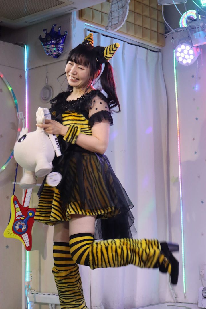 鈴木まりえさん。2026年(令和8年)2月、ライブスペース・マリールーでの「苺日和」にて撮影。