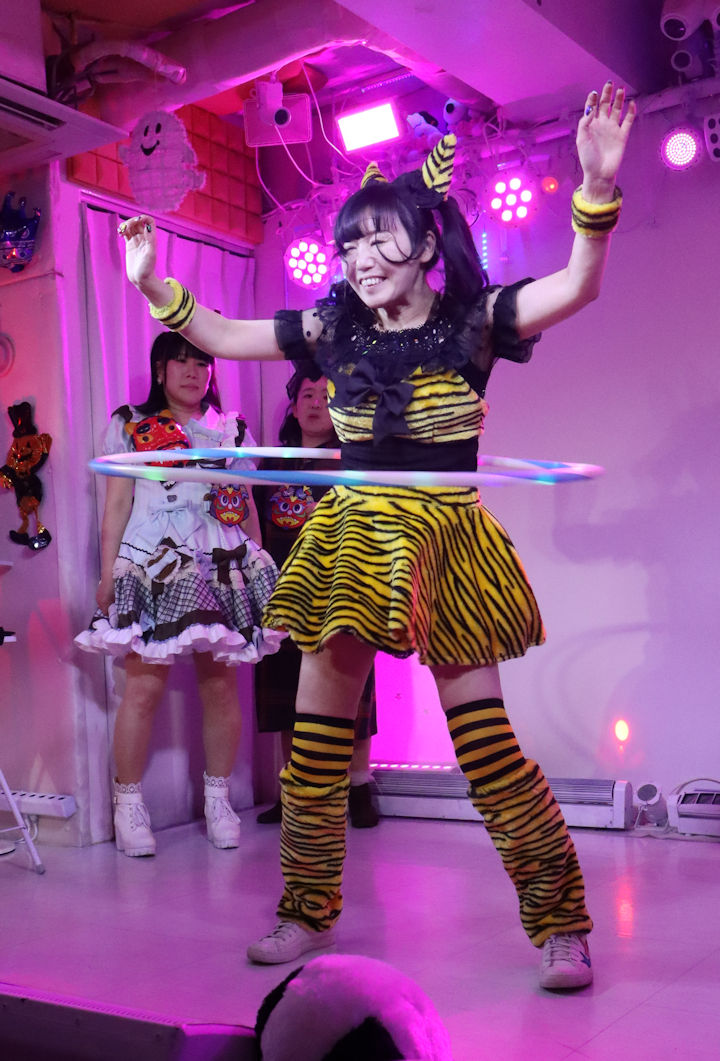 鈴木まりえさん。2026年(令和8年)2月、ライブスペース・マリールーでの「苺日和」にて撮影。