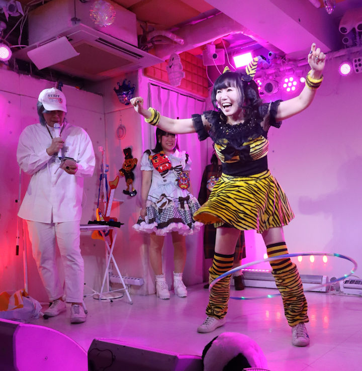 鈴木まりえさん。2026年(令和8年)2月、ライブスペース・マリールーでの「苺日和」にて撮影。