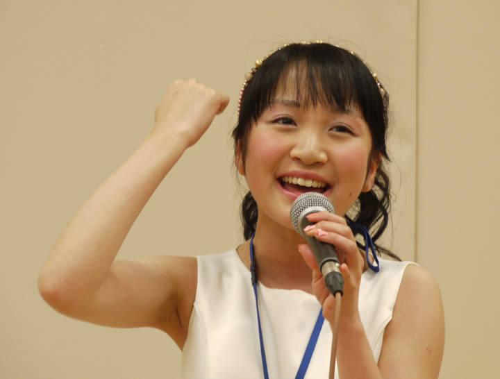 君島怜奈(きみじまれいな)さん。2012年(平成24年)3月、CRT栃木放送カラオケのど自慢大会にて撮影。
