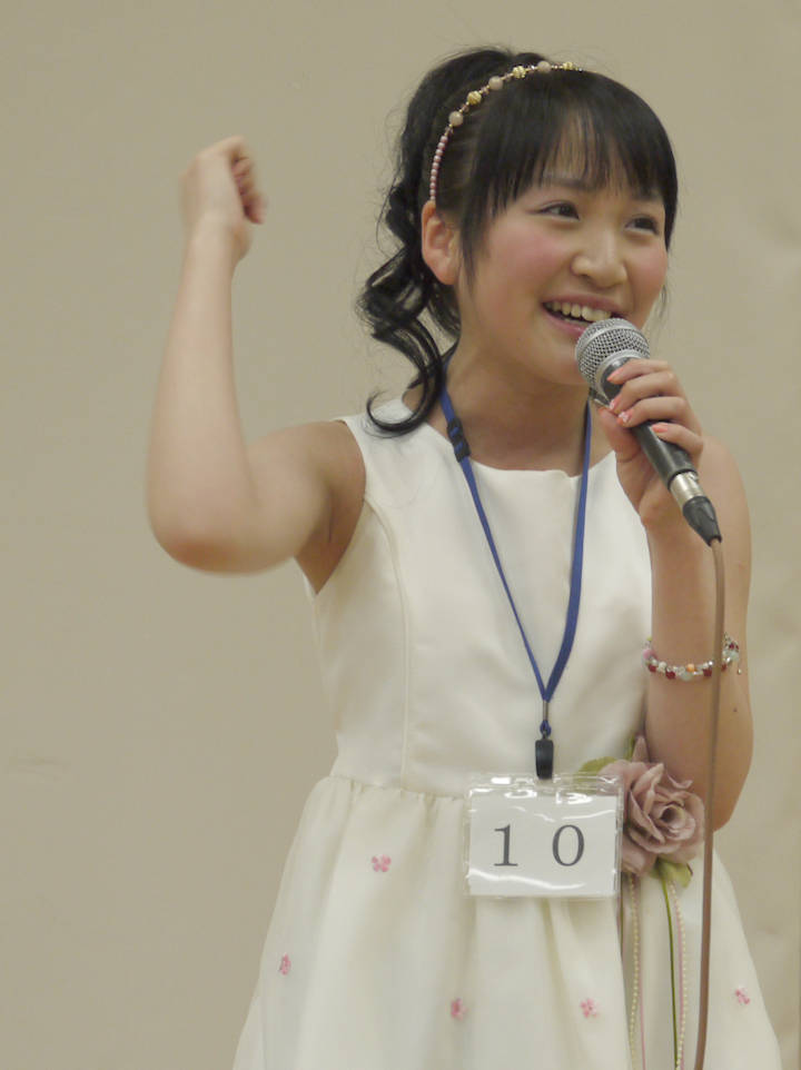 君島怜奈(きみじまれいな)さん。2012年(平成24年)3月、CRT栃木放送カラオケのど自慢大会にて撮影。