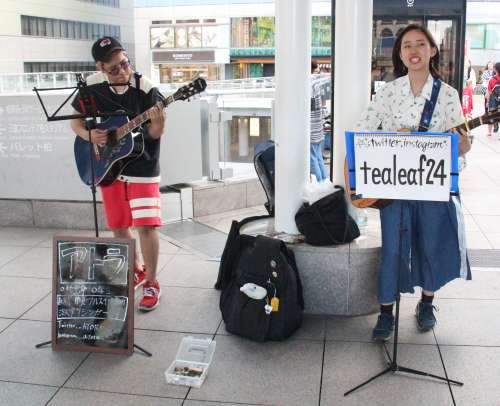 てぃーさん(右)とアトラさん(左)。2019年(令和元年)6月、JR某駅前での路上ライブの際に撮影。