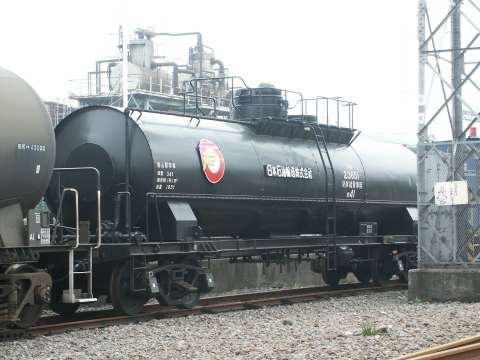 日本石油輸送タキ23650型タキ23651。2002年(平成14年)6月、日本石油輸送川崎メンテナンスセンター(神奈川県川崎市川崎区)にて撮影。