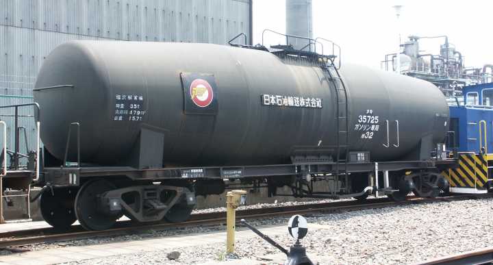 日本石油輸送タキ35000型タキ35725。2002年(平成14年)6月、日本石油輸送川崎メンテナンスセンター(神奈川県川崎市川崎区)にて撮影。