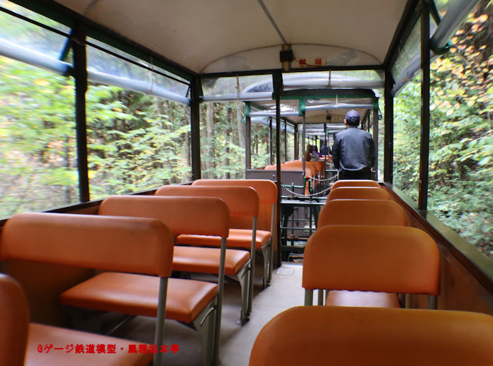 赤沢森林鉄道の観光列車？の車内。2025年(令和7年)10月、赤沢自然休養林(長野県木曽郡上松町)にて撮影。