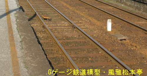 茶色くなった線路の例。2007年(平成19年)7月、小湊鉄道上総山田(かずさやまだ：千葉県市原市)駅にて撮影。