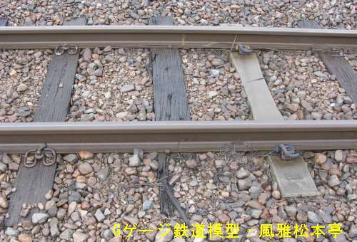 やや白っぽい線路の例。2015年(平成27年)9月、JR東日本磐越東線赤井(あかい：福島県いわき市)駅にて撮影。