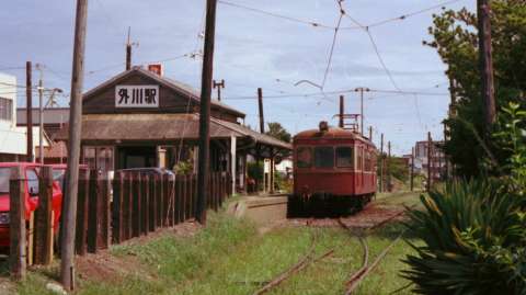 外川(とかわ：千葉県銚子市)駅より銚子方を望んだ写真です。1987年(昭和62年)8月撮影。