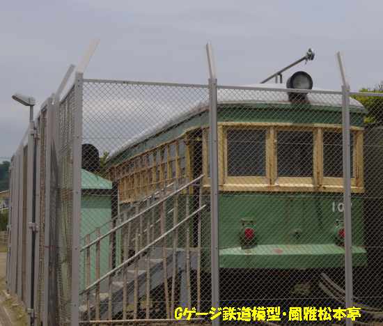 江ノ島電鉄106型107号。2012年(平成24年)6月、江ノ島電鉄由比ヶ浜(ゆいがはま：神奈川県鎌倉市)駅付近の公園にて撮影。