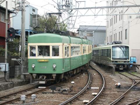 江ノ島電鉄303号＋353号。2001年(平成13年)10月、江ノ島電鉄江ノ島(えのしま)駅にて撮影。