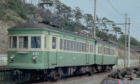 江ノ島電鉄301号＋351号。1983年(昭和58年)3月撮影。