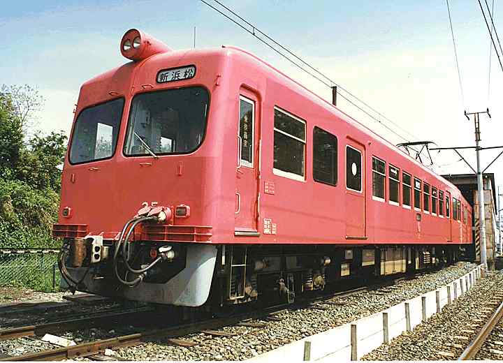 遠州鉄道モハ35他2連。1983年(昭和58年)5月、遠鐵二俣線西鹿島(にしかじま：静岡県天竜市)駅にて撮影。