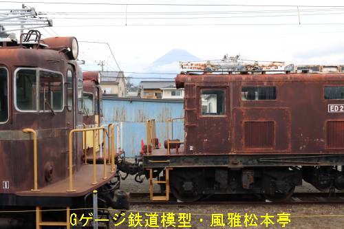 黒い富士山と、岳南鉄道の電気機関車群。2020年(令和2年)12月、岳南電車岳南富士岡(がくなんふじおか：静岡県富士市)駅にて撮影。
